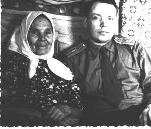 Александр Нестеренко с мамой, 1954 год