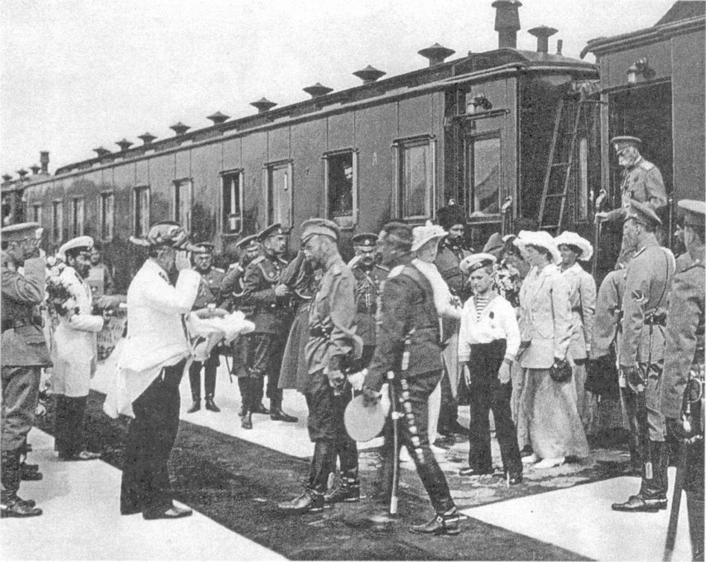 Встреча царской семьи на вокзале