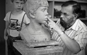Скульптор создает "Портрет младшего сына", слева на фото - выступающий моделью Алексей Комов