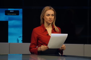 Редактор Евпатория ТВ Анна Морозова в студии новостей