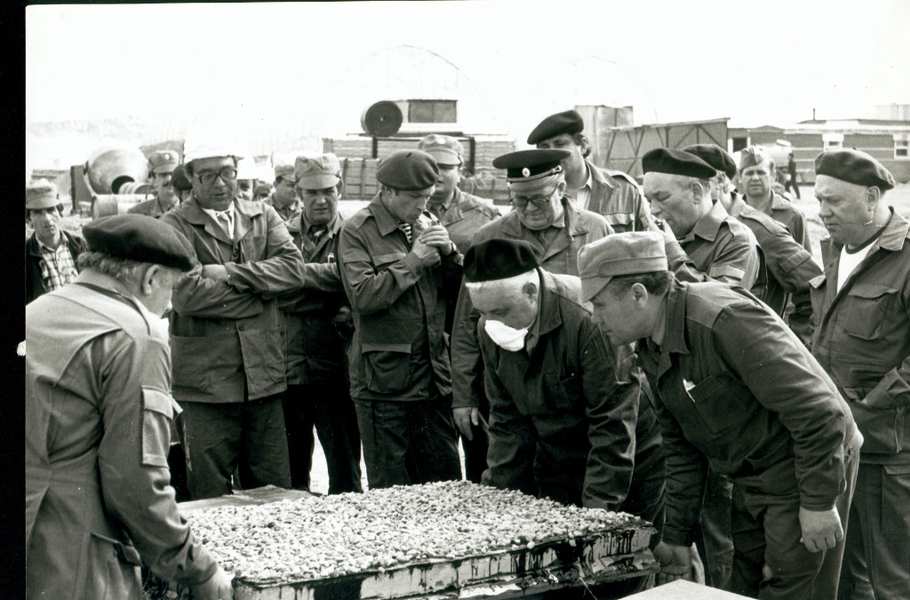 ликвидатор аварии Владимир Андрух во время испытания покрытия саркофага (крайний справа).