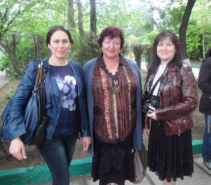 Нина Щербакова (в центре) с младшими коллегами Еленой Баум (слева) и Викторией Серебрянской